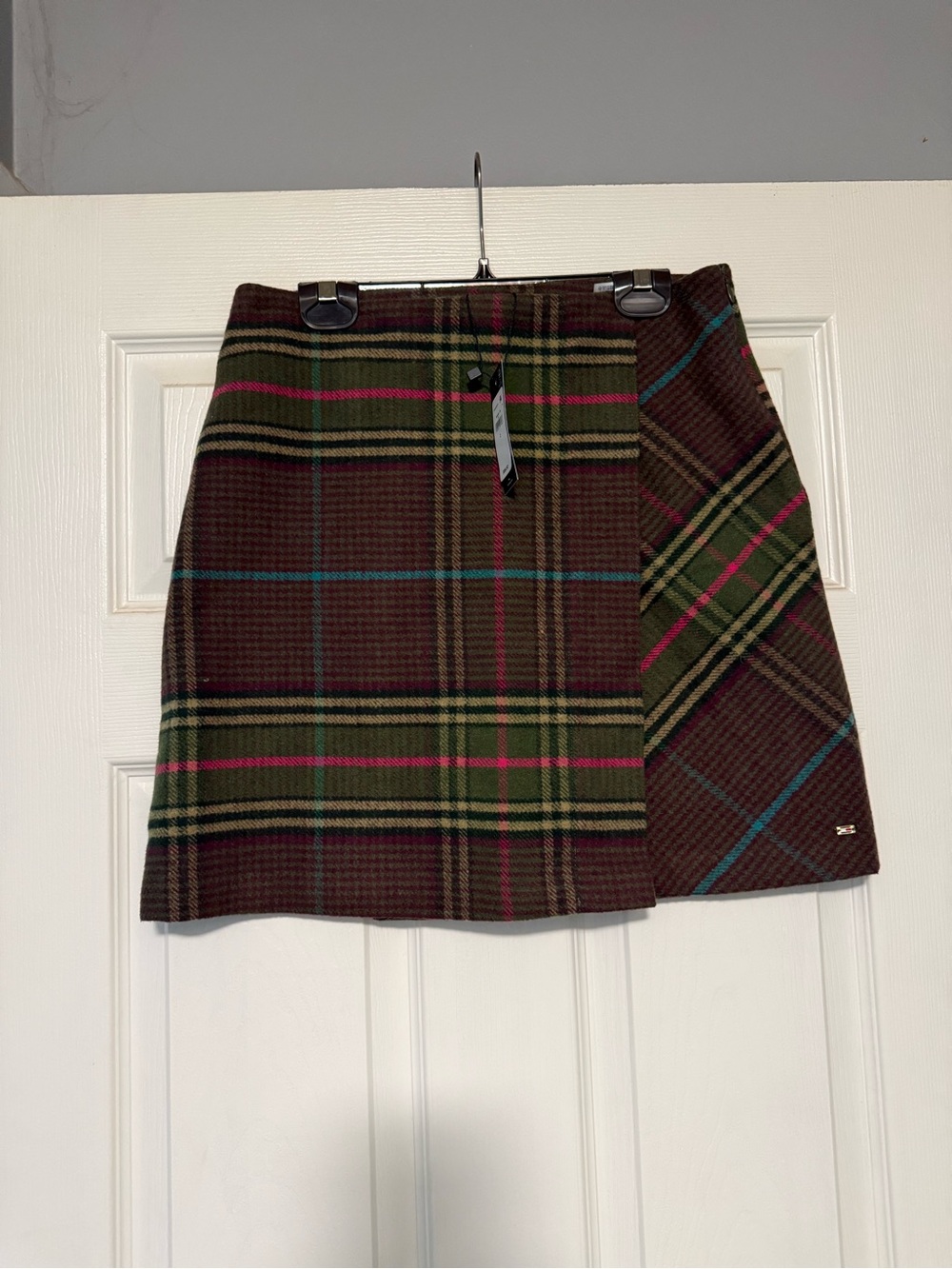 Tommy Hilfiger ladies Plaid Mini Skirt in Brown and Olive with Pink Accent